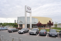 Infiniti Centrum Praha: architektúra a automobily